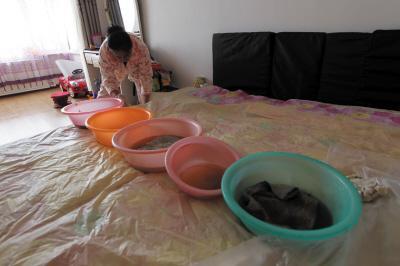 牙克石楼上漏水，住户失联，小区没物管，业主维权难！律师来支招……